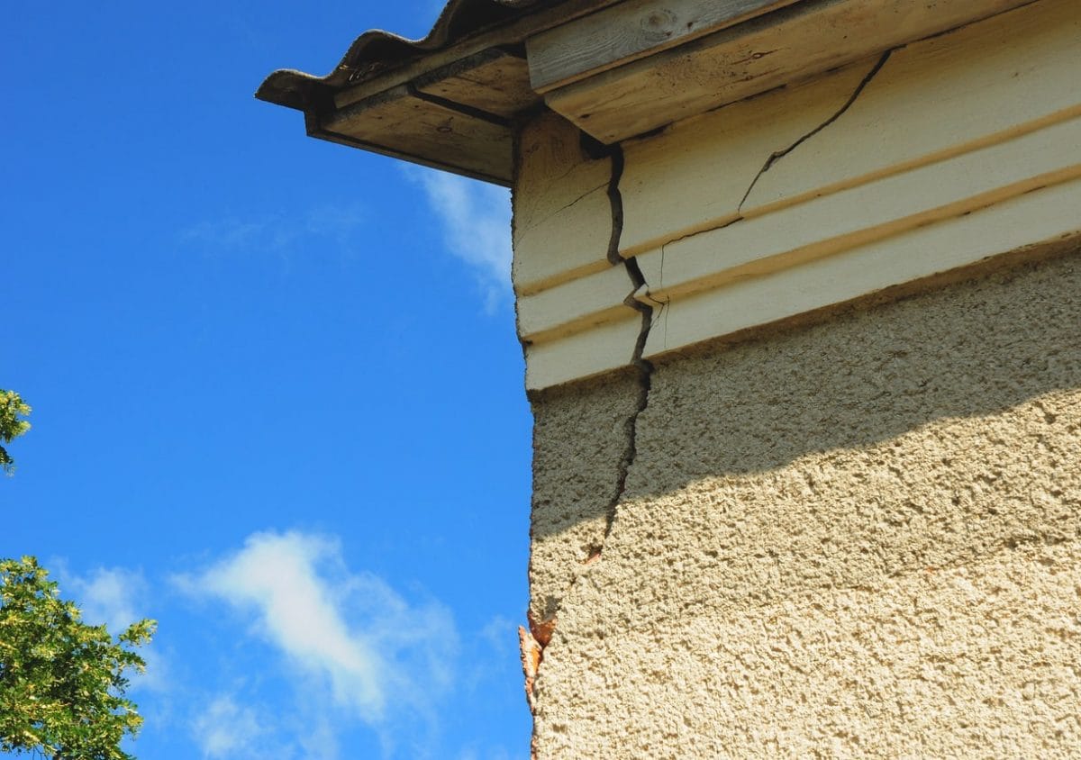 When Is It Time to Repair Stucco Cracks? - All Climate Painting